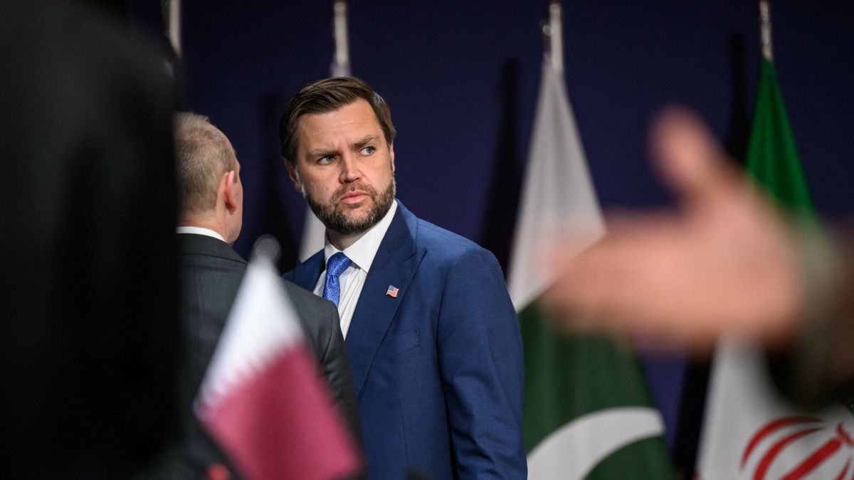 Szczyt pokojowy w Lucernie
US Vice President JD Vance looks on prior to a quadrilateral meeting between the United States, Iran, Pakistan and Qatar at the Burgenstock luxury hotel complex overlooking Lake Lucerne, Switzerland, on June 21, 2026, as part of high-level talks aimed at advancing a deal to end the Middle East conflict. A new round of negotiations over the Middle East war was set to kick off on June 21, 2026 with Iranian negotiators arriving in the Swiss host city hours ahead of US Vice President JD Vance, even as Tehran said it was closing the Strait of Hormuz again over Israeli attacks in Lebanon. (Photo by Fabrice Coffrini / POOL / AFP)
FABRICE COFFRINI