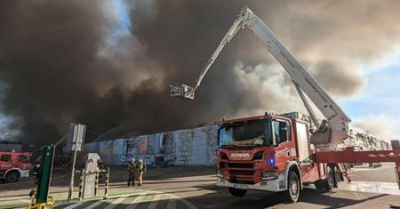 Pożar hali handlowej w Warszawie [Wideo]