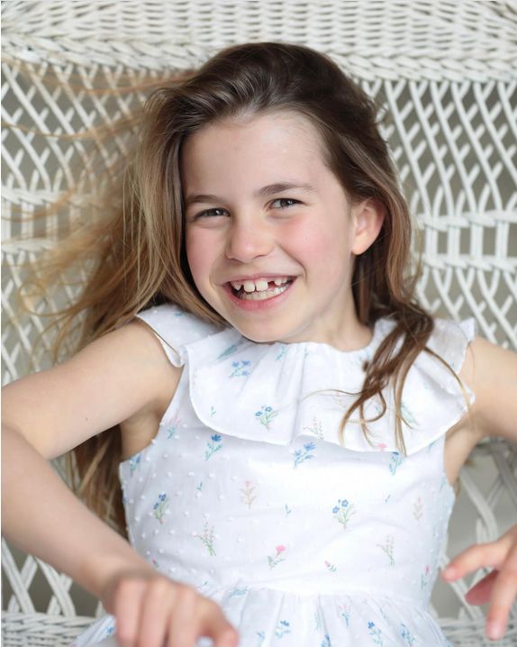 Księżniczka Charlotte skończyła 8 lat. Internauci już porównują ją do ojca