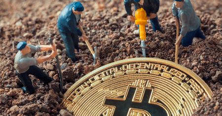 Coraz więcej oczu łakomie patrzy na bitcoina. Ale dziś trudno zarobić na handlu kryptowalutą
