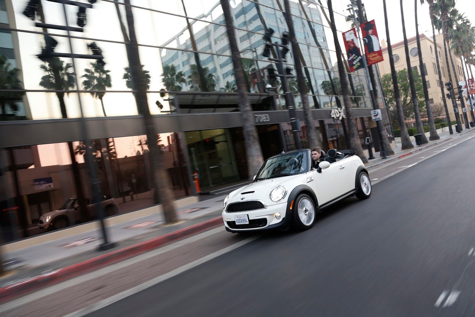 Galeria Mini jako celebracja sprzedaży półmilionowego egzemplarza w USA 28