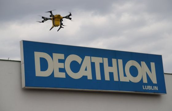 W Lublinie ruszył pilotaż dostaw z użyciem dronów dla sieci Decathlon