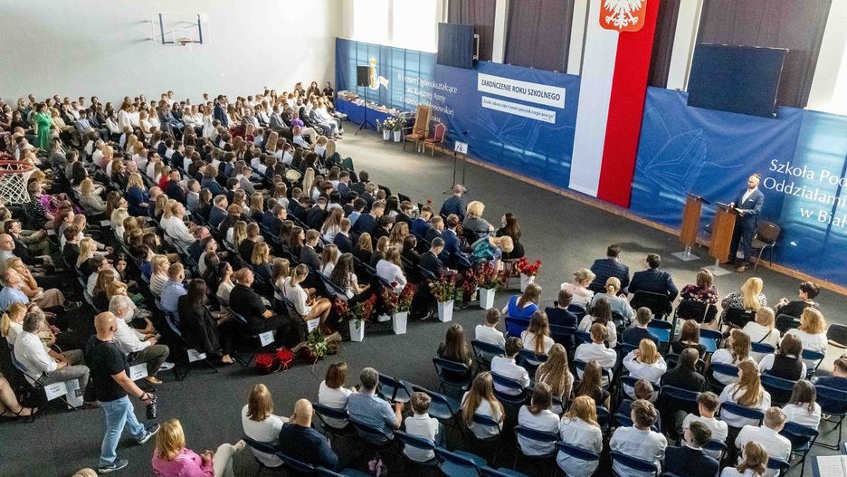 Tego dnia dzieci odbierają świadectwa. A nauczyciele, którzy zostali, zasługują na uznanie.

