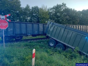 Traktorzysta wjechał prosto pod pociąg. Skład towarowy uderzył w naczepę