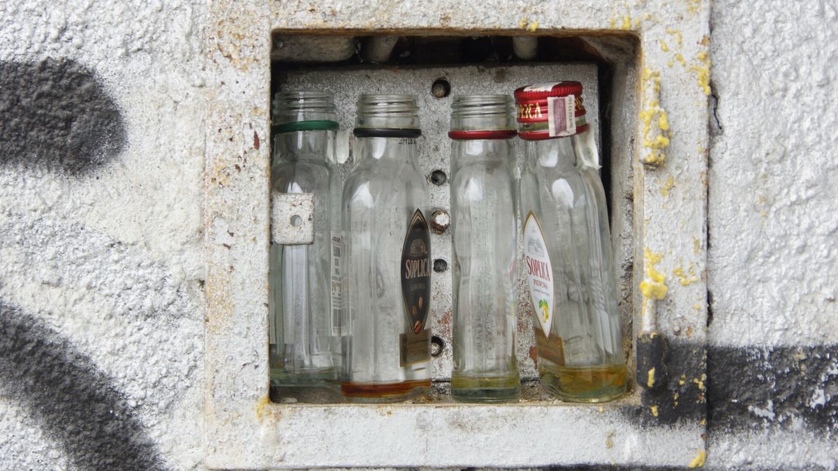 Małe butelki po alkoholu, tzw. małpki 