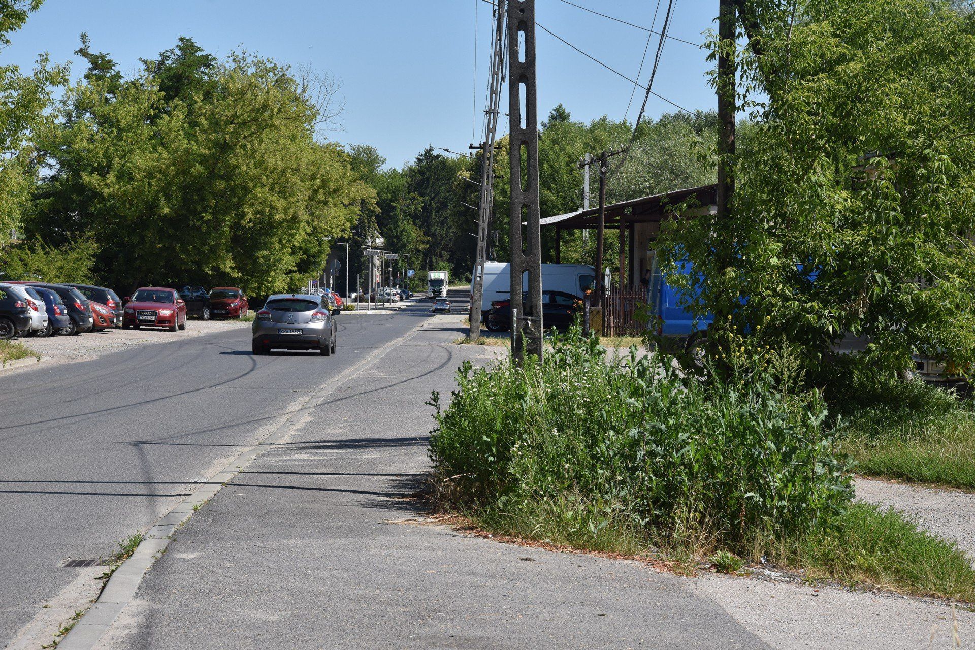 Ulica Kolejowa w Miechowie. Niebezpieczne odpady są zgromadzone na jednej z tutejszych nieruchomości.