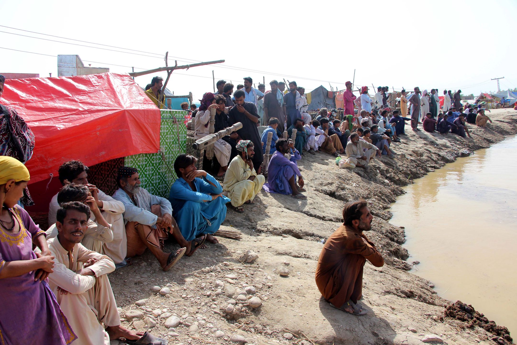 Over 900 dead since June amid heavy monsoon rains in Pakistanepa10141703 People affected by floods wait for relief in Dadu District, Farid Abad Sindh province, Pakistan, 27 August 2022. According to the National Disaster Management Authority (NDMA) on 26 August, flash floods triggered by heavy monsoon rains have killed over 900 people across Pakistan since mid-June 2022. More than 33 million people have been affected by floods, the country's climate change minister said.  EPA/WAQAR HUSSAIN Dostawca: PAP/EPA.WAQAR HUSSAIN