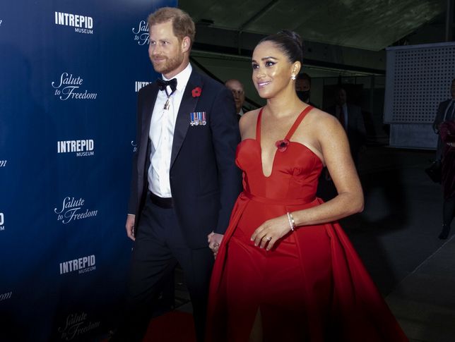 Ksi??? Harry i Meghan na rozdaniu nagr�d Intrepid ValorBritain's Prince Harry and Meghan Markle, Duke and Duchess of Sussex, arrive at the Intrepid Sea, Air & Space Museum for the Salute to Freedom Gala Wednesday, Nov. 10, 2021, in New York. The Duke of Sussex will also present the inaugural Intrepid Valor Award to five service members, veterans and their military families. (AP Photo/Craig Ruttle)FR61802 AP