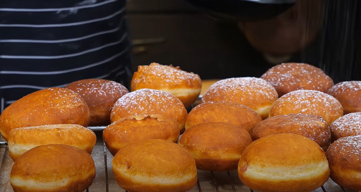 Pączki według Strzelczyka. Tak miękkich i puszystych jeszcze nie jadłeś