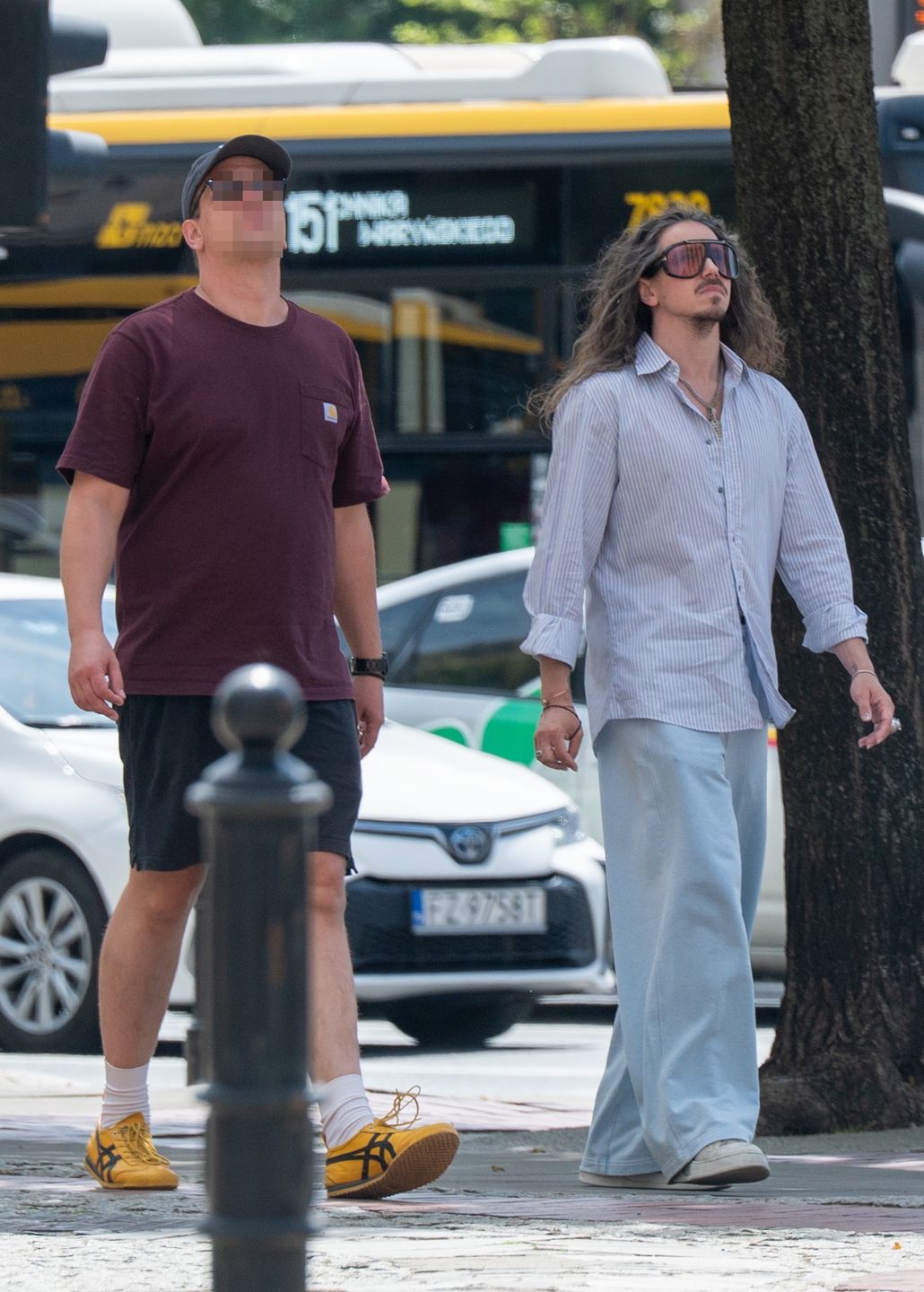 Michał Szpak włóczy się po mieście z towarzyszem