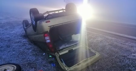 Honda wpadła do rowu i dachowała. Drogę zajechał jej inny pojazd. Apel do świadków zdarzenia