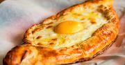Włosi mają pizzę, a Gruzini zajadają się łódeczkami z serem i jajkiem. Bez trudu zrobisz w swoim piekarniku