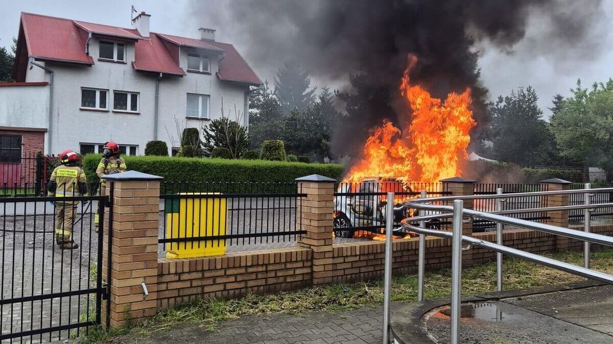 Renault płonie przy ulicy Hajdowskiej