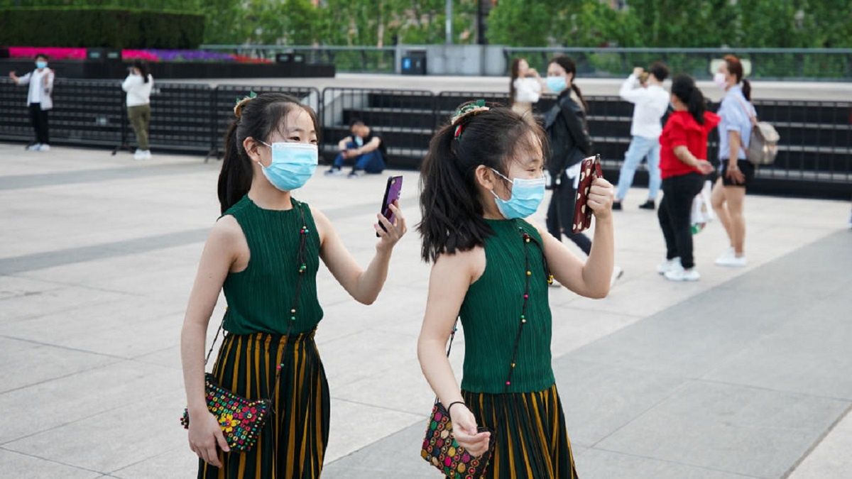 Naukowcy badają, czy bliźnięta są bardziej narażone na śmierć w wyniku infekcji koronawirusem. 