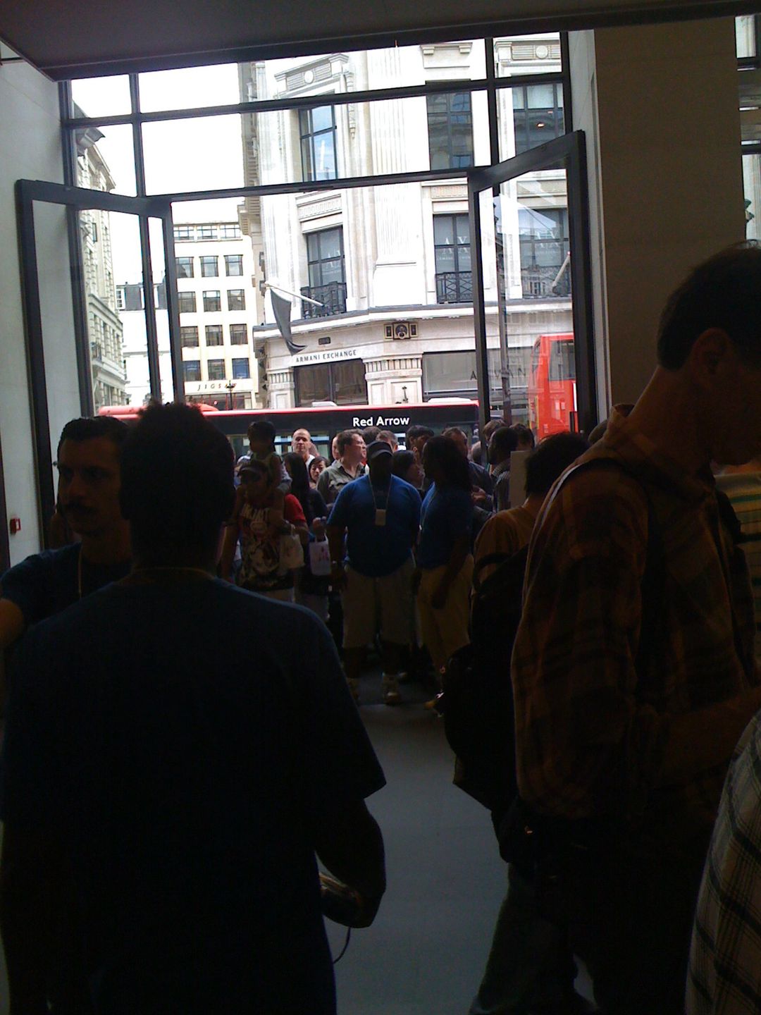 Szaleństwo pod Apple Store - londyńska premiera iPhone 4 [nasza relacja] 3