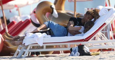 Jaden Smith obściskuje się z NOWĄ DZIEWCZYNĄ na plaży w Miami (ZDJĘCIA)