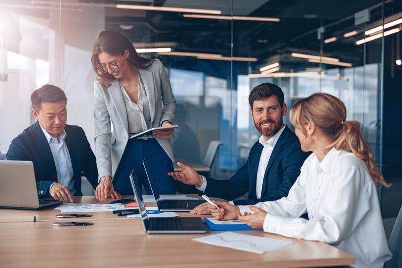 Networking na targach pracy – jak budować kontakty biznesowe?