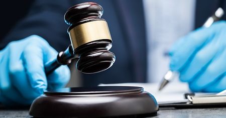 Śląskie. Upijał nieletnich, jednego z nich wykorzystał seksualnie