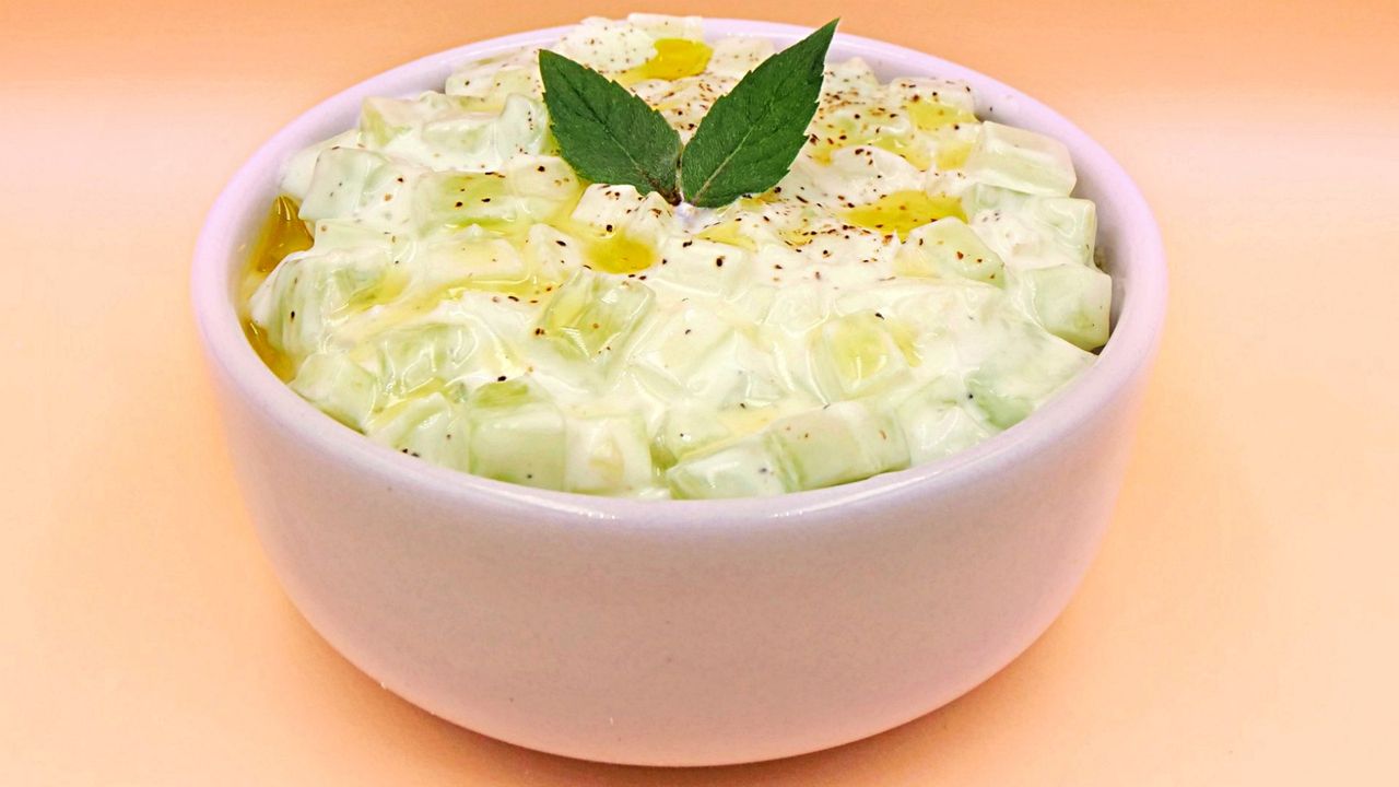 Tzatziki to nie tylko sos, a esencja śródziemnomorskiego podejścia do jedzenia