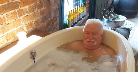Wałęsa w nietypowej kąpieli. "Tak trzeba żyć"