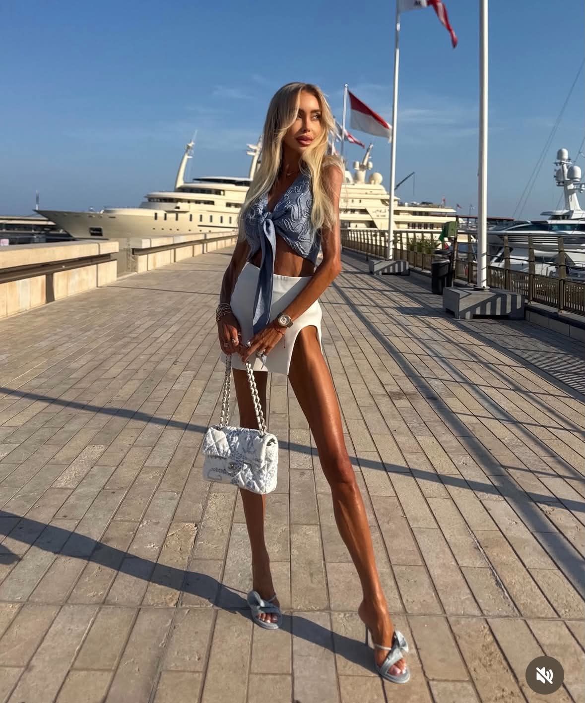 Julia Dybowska chwali się szczupłymi nogami i torebką za 30 tys