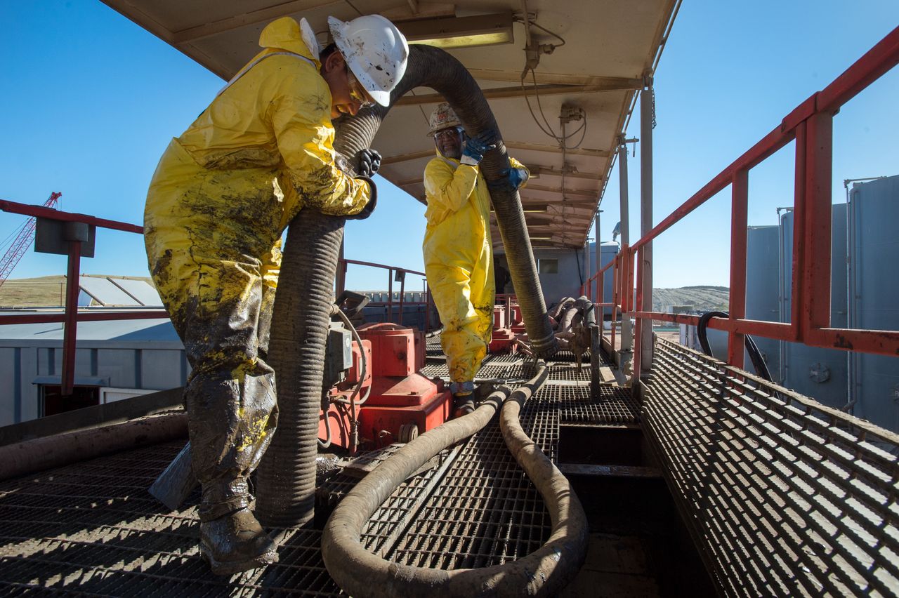 Wymiana ognia na Bliskim Wschodzie. Setki rakiet. Ropa zareagowała