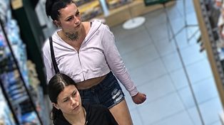 Twarze widać jak na dłoni. Kobiety przyłapane na gorącym uczynku