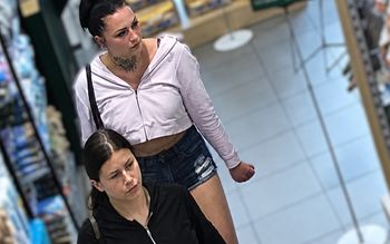 Twarze widać jak na dłoni. Kobiety przyłapane na gorącym uczynku