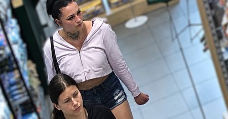 Twarze widać jak na dłoni. Kobiety przyłapane. Zdjęcie ze sklepu