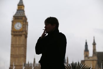 Anglia traci miliardy na palaczach. Będzie nowy zakaz i "pokolenie bez dymu"