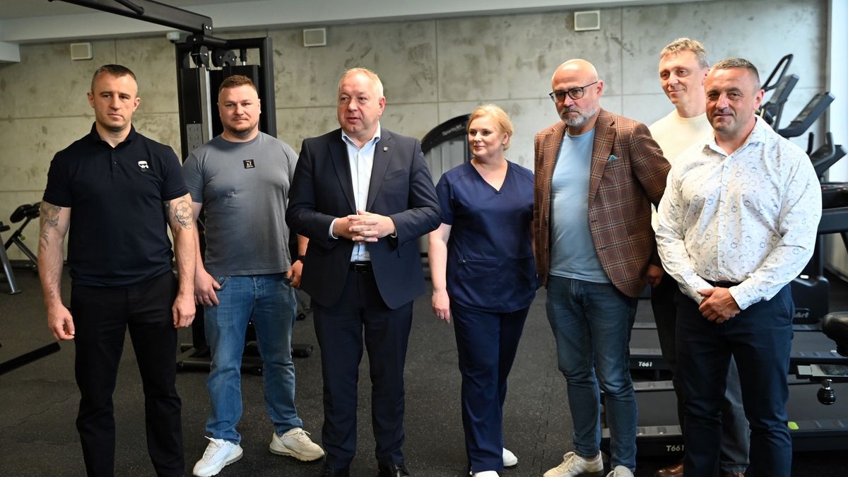 Na zdjęciu włodarze miasta podczas prezentacji nowej siłowni
