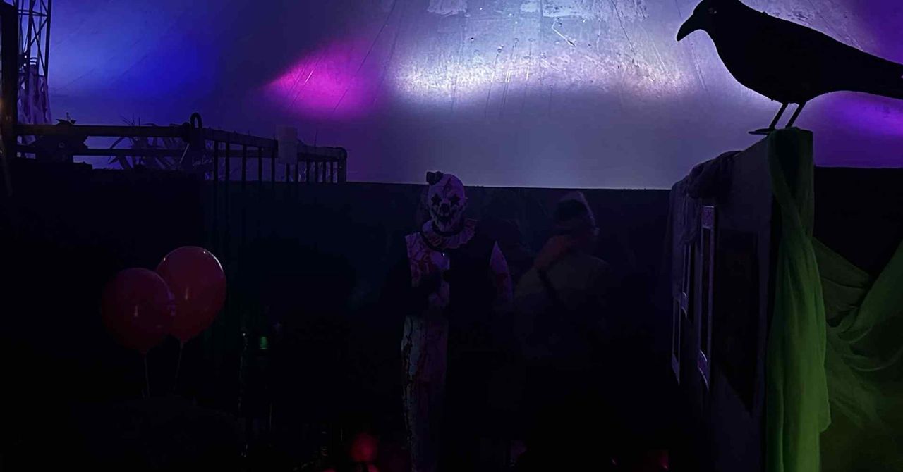 Łódź: Straszny Cyrk przyciąga tłumy. W środku dekoracje, pająki i aktorzy