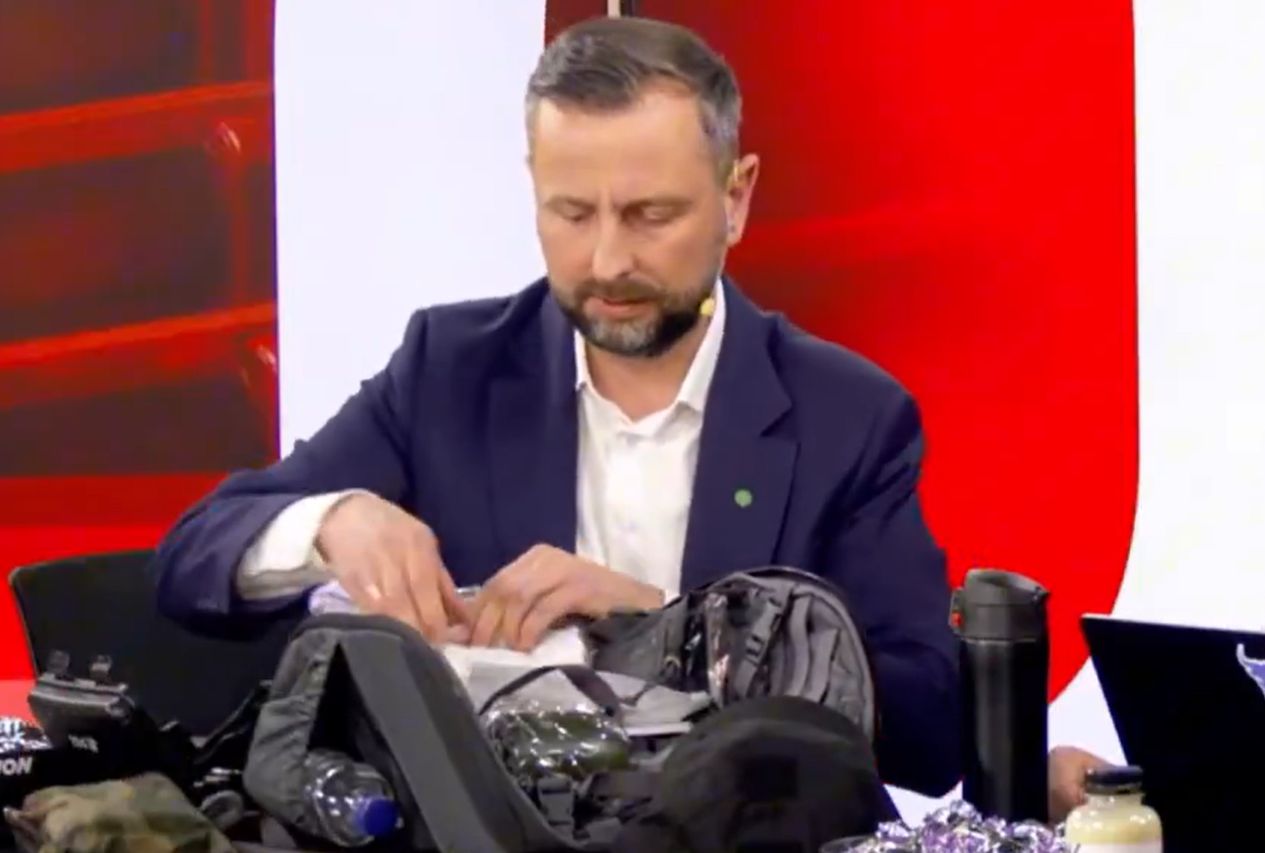 Władysław Kosiniak-Kamysz demonstruje plecak ucieczkowy