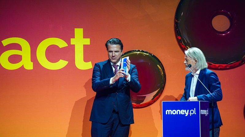 Grzegorz Brona odbiera nagrodę money.pl