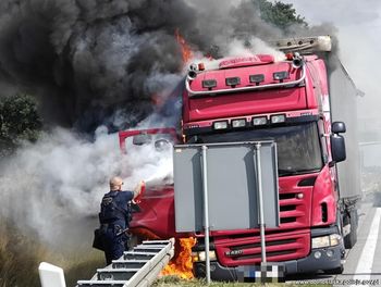 Legnica: Płonąca ciężarówka na A4. Wzorowa współpraca służb i kierowców