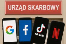 Smartfony z logotypami czołowych platform cyfrowych 