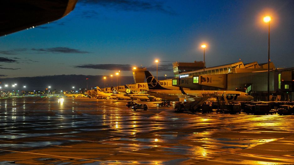 Awaryjne lądowanie na Okęciu. Zadymienie na pokładzie (zdjęcie ilustracyjne)