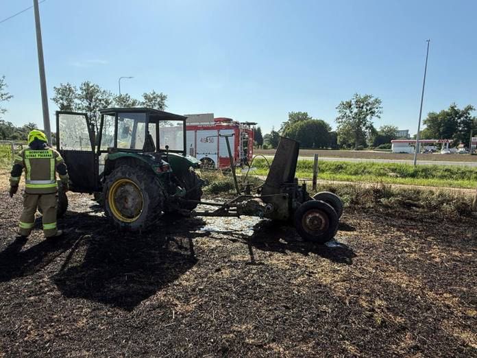 Pieniężno: Pożar ciągnika podczas żniw. Strażacy apelują o ostrożność
