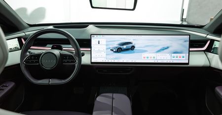 Mazda stroniła od ekranów. Teraz ich broni