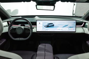 Mazda stroniła od ekranów. Teraz ich broni