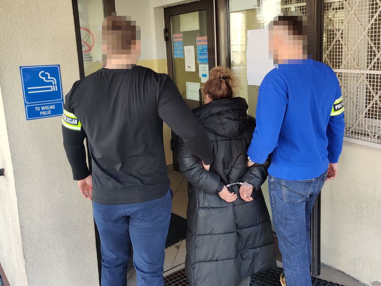 Handlarka na targowisku próbowała sprzedać policjantom podrabiane ciuchy z metkami znanych marek. Została zatrzymana