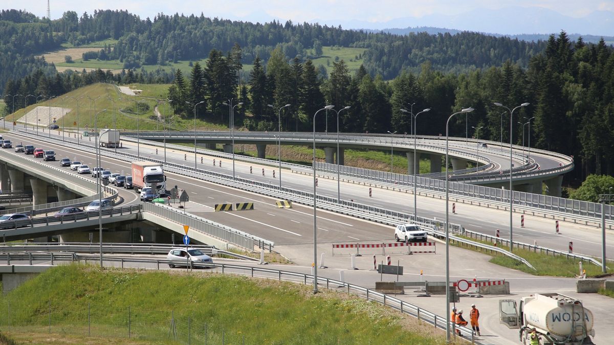 Budowa drogi S7 Nowy Targ- Chab�wka
15.06.2022 Podhale. Budowa drogi S7 "Zakopianka" Nowy Targ- Chabowka. N/z. Koniec wyremontowanego odcinka drogi przed tunelem pod Luboniem. fot. Mateusz Kotowicz/REPORTER
Mateusz Kotowicz/REPORTER