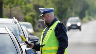 Sławieńscy policjanci zatrzymali pijanego kierowcę. Chciał im wręczyć łapówkę. Miał ponad 1,2 promila