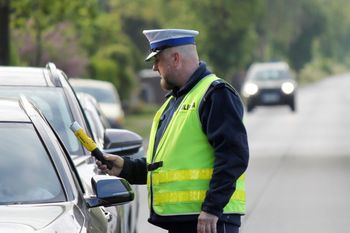 Sławieńscy policjanci zatrzymali pijanego kierowcę. Chciał im wręczyć łapówkę. Miał ponad 1,2 promila