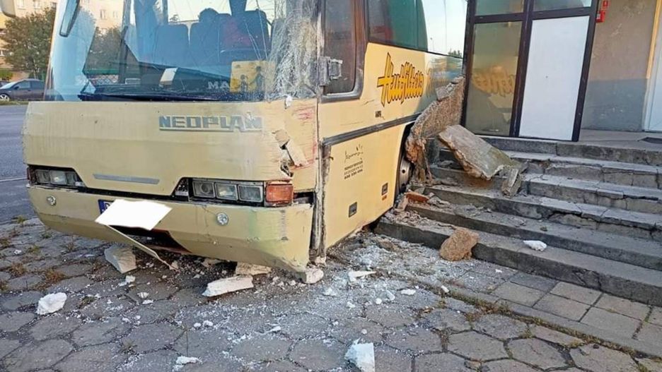 Autobus w Gnieźnie wjechał w budynek