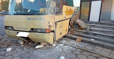Autobusem w budynek. Kierowca prawdopodobnie zasłabł