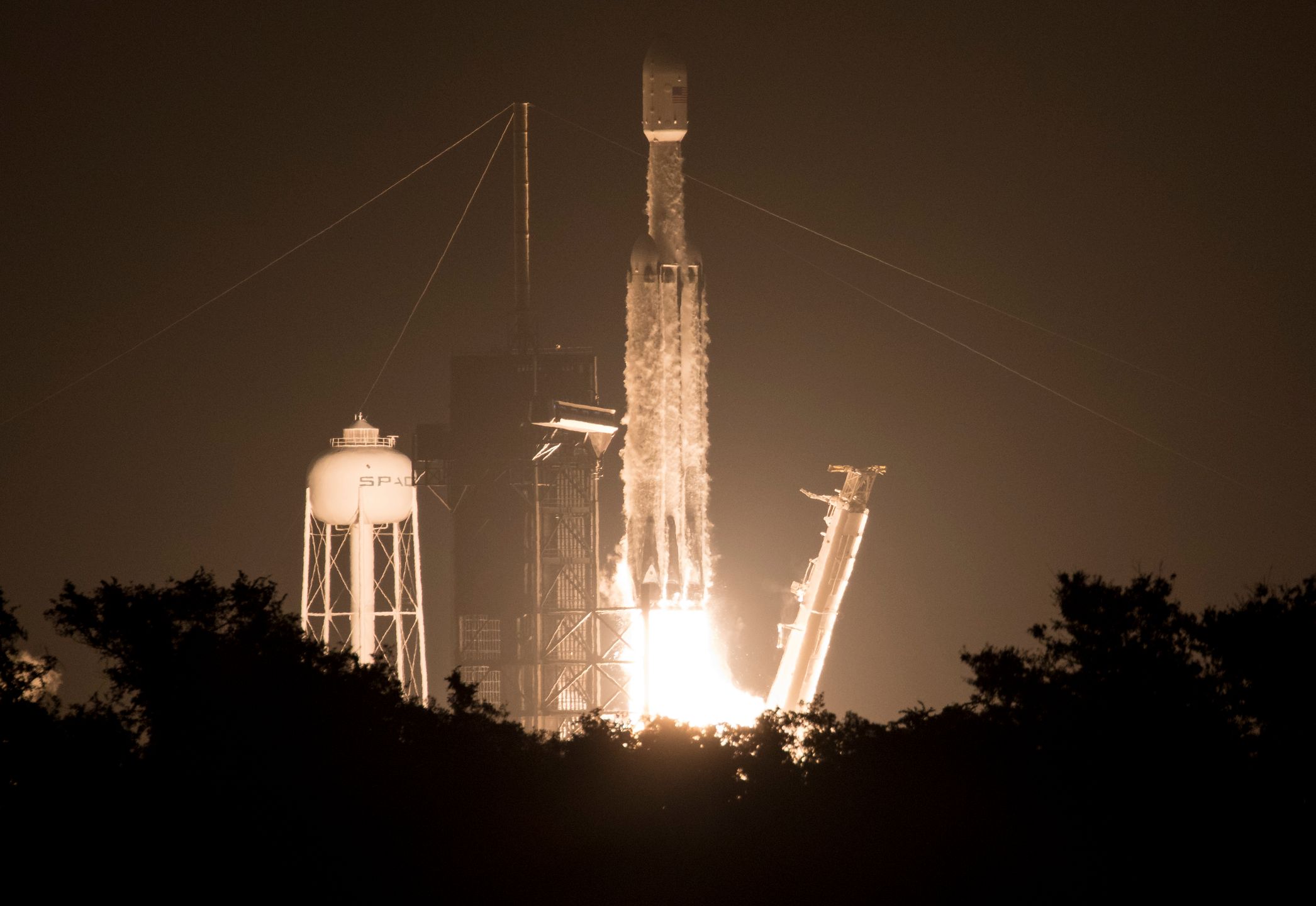Start rakiety Elona Muska "SpaceX Falcon Heavy", która może wynieść w przestrzeń statki Starhopper i Starship.