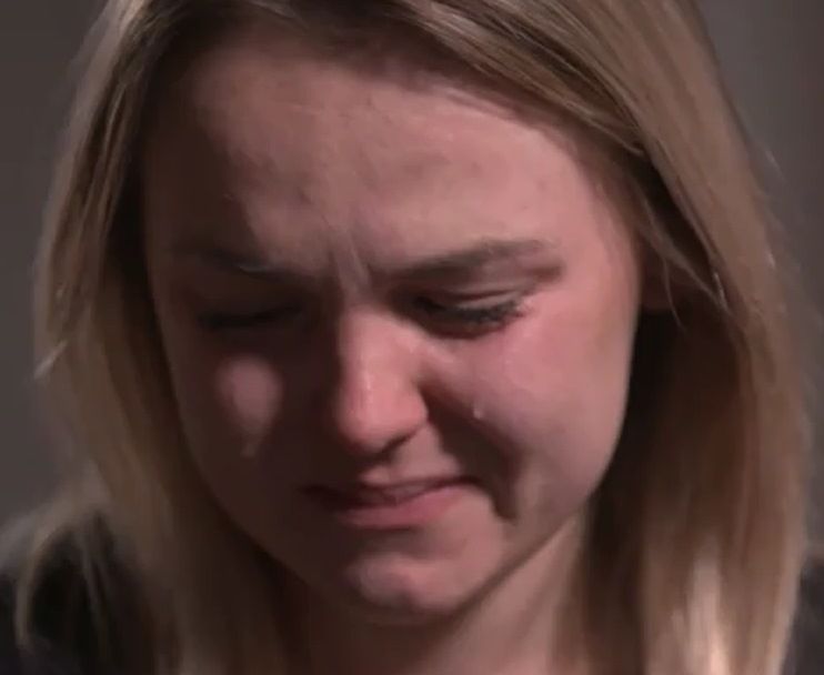 Rodzice ze łzami w oczach oglądają nagrania ze żłobka