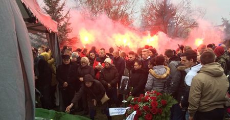 Konin. Trwa pogrzeb śmiertelnie postrzelonego Adama C.