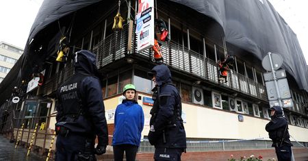 Mazurek komentuje akcję Greenpeace. Straszy kryzysem